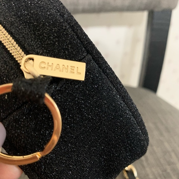 ❌SOLD❌ Chanel Holiday Pouch 2020 - Picture 2 of 10